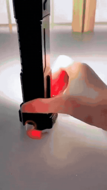Luz de emergencia roja intermitente para alertas y señalización nocturna